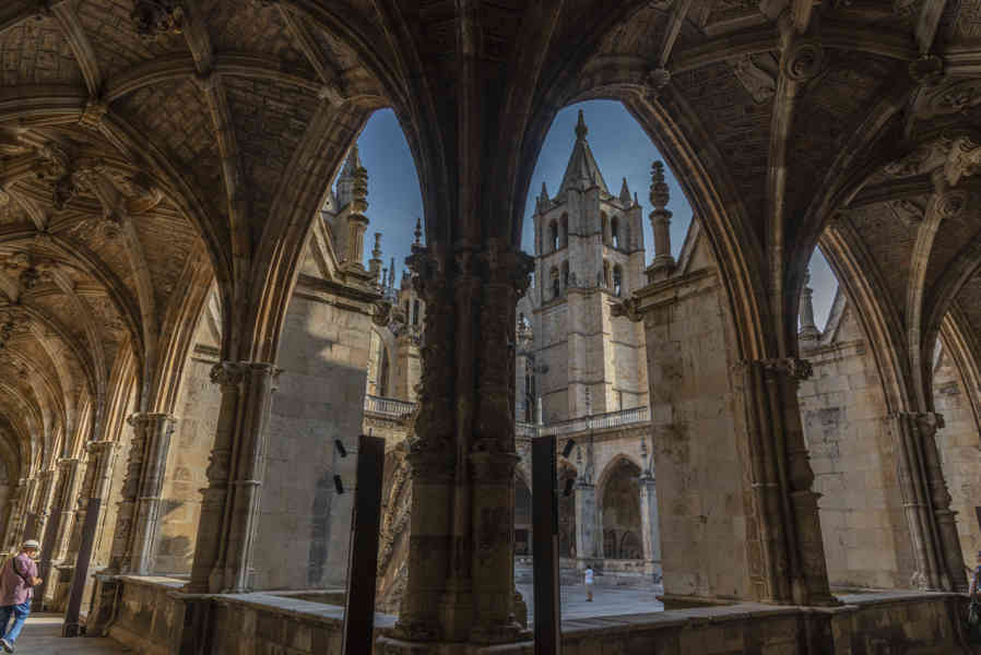 León 045 - catedral de Santa María de León - claustro.jpg